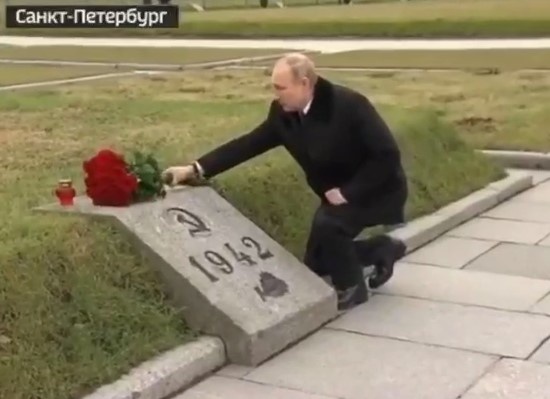 Владимир Путин на Пискаревском кладбище в Санкт-Петербурге.|Фото: Россия 24