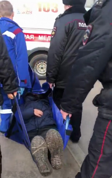 Полиция увозит протестующего против застройки во дворе одного из домов по Мичуринскому проспекту (Москва) 20.02.20.|Фото: Накануне.RU