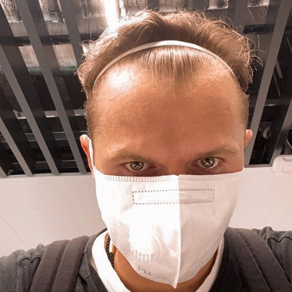 Футболист Дмитрий Тарасов в медицинской маске возвращается из Италии после операции 03.03.20.|Фото: instagram.com/tarasov23