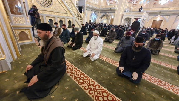 Праздничный намаз в мечети Сердце Чечни во время эпидемии коронавируса 24.05.20.|Фото: Kadyrov_95