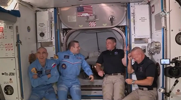 Астронавты SpaceX и экипаж МКС 1.06.20.|Фото: NASA